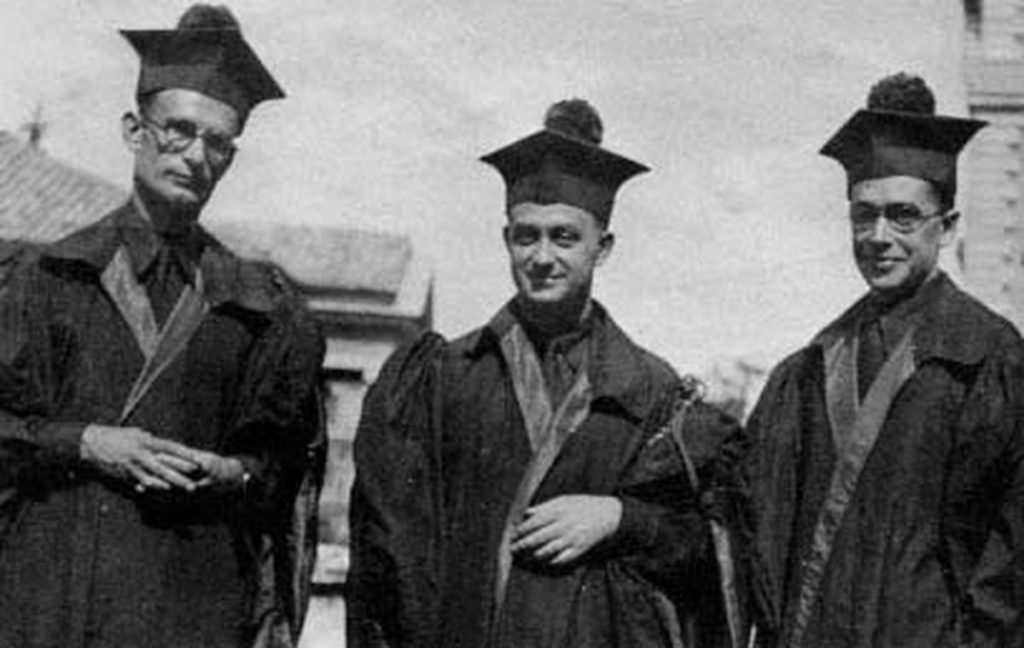 2 Энрико Ферми между Франко Разетти (слева) и Эмилио Сегре в академической одежде