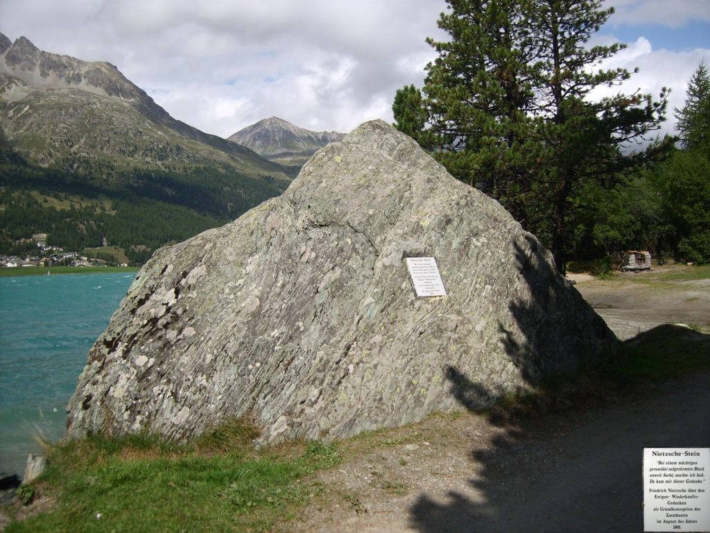 2 Камень Ницше, близ Сурлея, послуживший источником вдохновения для Так говорил Заратустра