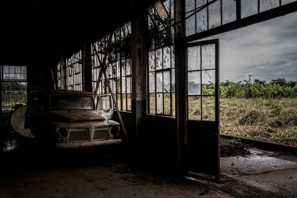 1 Устаревшие автомобили хранятся в старых мастерских Фордландии, Бразилия, общины, основанной в 1928 году Генри Фордом.Кредит ...Брайан Дентон для New York Times