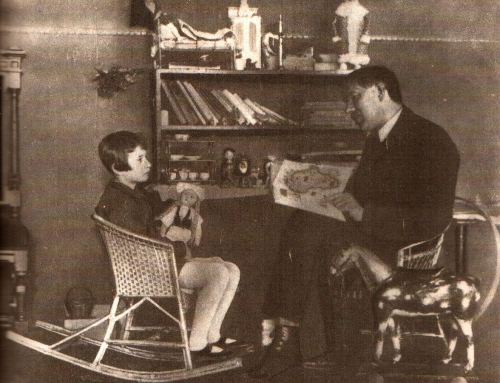 2 Чуковский читает стихи своей дочери Марии. 1925