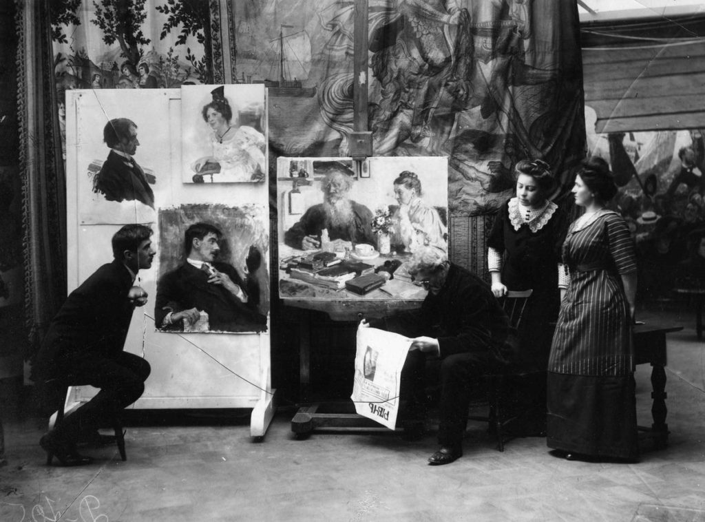 3 Чуковский (сидит слева) в студии Ильи Репина, Куоккала, ноябрь 1910 года