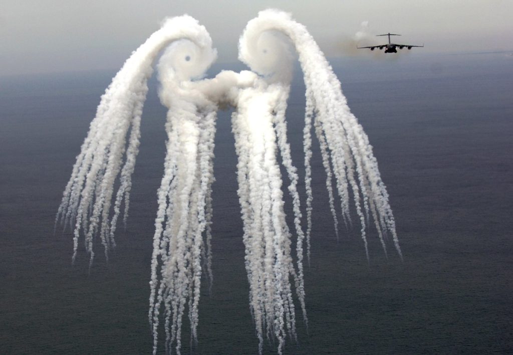3 Дым показывает движение воздуха, обусловленное взаимодействием крыла с воздухом